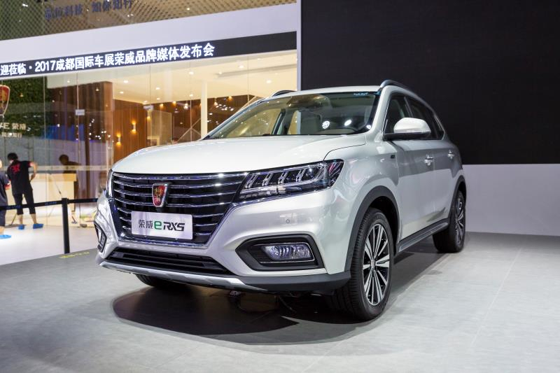 全新荣威950、荣威e950定义“高级轿车” 成都车展亮相售价16.88万起 互联网汽车上市一周年 系统升级带来颠覆式进化